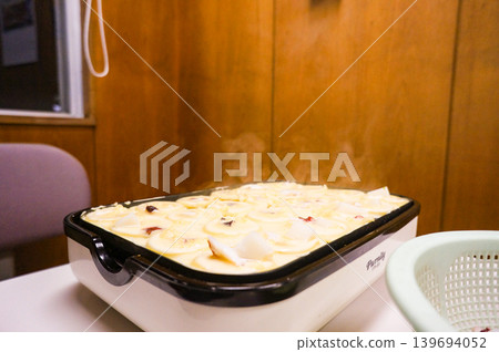 The moment when piping hot takoyaki are cooked. The moment when piping hot takoyaki are cooked. 139694052