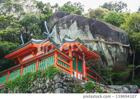熊野那智大社的神社建築群以及作為神聖祭祀對象的大岩石。 熊野那智大社的神社建築群以及作為神聖祭祀對象的大岩石。 139694107