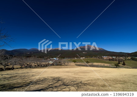 從高千穗牧場眺望霧島山脈 從高千穗牧場眺望霧島山脈 139694319