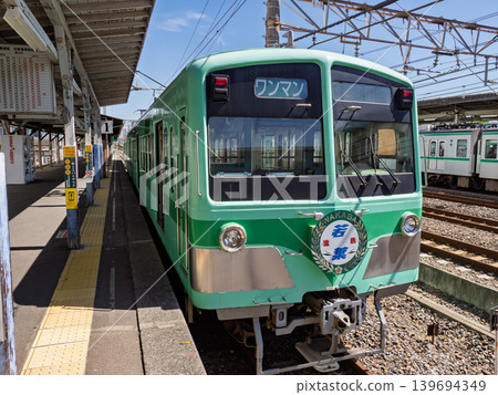 龍鐵5000號「若葉號」列車停靠在龍鐵流山線的馬橋站。 139694349
