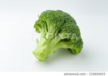 一張西蘭花斜放在白色背景上的照片。 一張西蘭花斜放在白色背景上的照片。 139694855