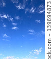 廣闊藍天中的白雲 139694873