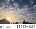 黃昏時分，變幻莫測的雲層籠罩著整座城市。 139694884