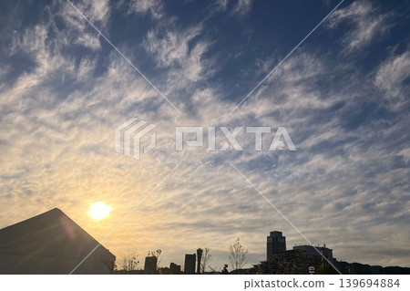 黃昏時分，變幻莫測的雲層籠罩著整座城市。 139694884