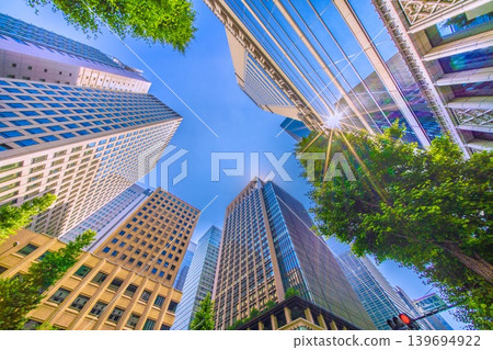 5月16日,日本東京的景色。可以看到大手町和丸之內(背景中)鬱鬱蔥蔥的綠植,以及大手町站的十字路口。 5月16日,日本東京的景色。可以看到大手町和丸之內(背景中)鬱鬱蔥蔥的綠植,以及大手町站的十字路口。 139694922