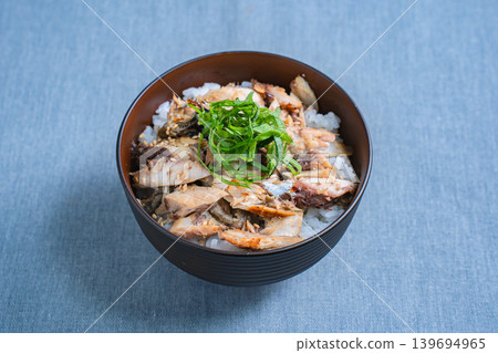 烤鯖魚飯，上面放有鯖魚絲和紫蘇葉。 139694965