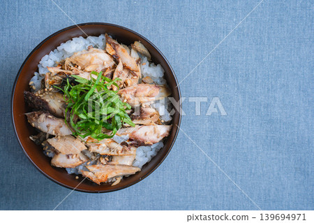 烤鯖魚飯,上面放有鯖魚絲和紫蘇葉。 烤鯖魚飯,上面放有鯖魚絲和紫蘇葉。 139694971
