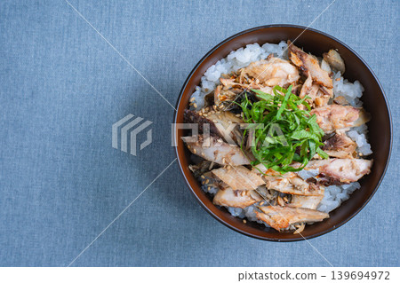 烤鯖魚飯,上面放有鯖魚絲和紫蘇葉。 烤鯖魚飯,上面放有鯖魚絲和紫蘇葉。 139694972