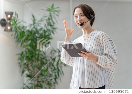 一個女人與一台平板電腦 一個女人與一台平板電腦 139695071