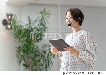 一個女人與一台平板電腦 一個女人與一台平板電腦 139695072