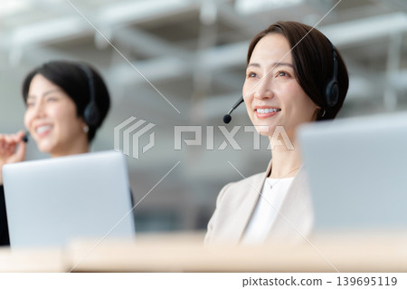 在呼叫中心工作的女接線員 在呼叫中心工作的女接線員 139695119