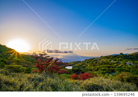 【靜岡縣】從箱根岳眺望富士山,日落時分,山上的杜鵑花正盛開。 【靜岡縣】從箱根岳眺望富士山,日落時分,山上的杜鵑花正盛開。 139695246