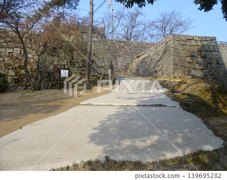 Stone wall of Marugame Castle (Marugame City, Kagawa Prefecture) Stone wall of Marugame Castle (Marugame City, Kagawa Prefecture) 139695282