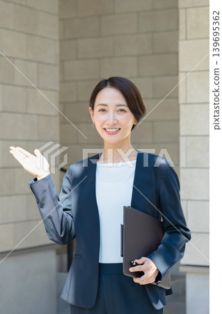 給予指導的女商人 給予指導的女商人 139695362