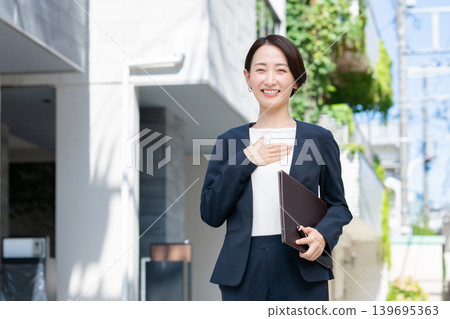給予指導的女商人 給予指導的女商人 139695363
