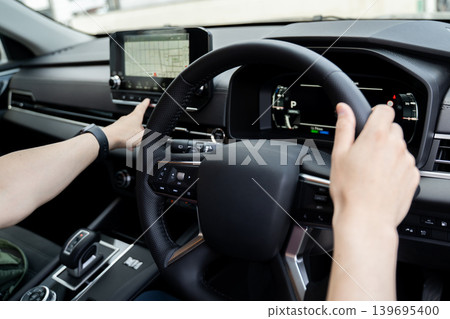 一個操作汽車導航系統的人 139695400