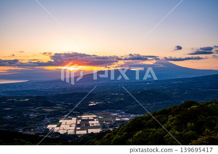 【靜岡縣】從伊豆天際線眺望丹那盆地和富士山的日落景色 【靜岡縣】從伊豆天際線眺望丹那盆地和富士山的日落景色 139695417