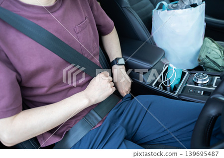 一個男人係安全帶 139695487