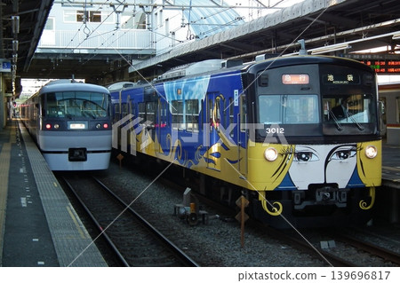 西武3000系列3011F和西武10000系列紅箭列車在小手佐站列隊停靠。 西武3000系列3011F和西武10000系列紅箭列車在小手佐站列隊停靠。 139696817