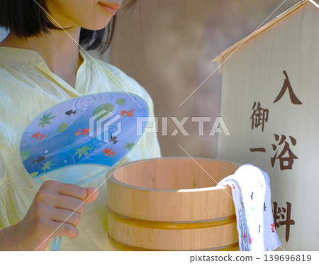 一位女子沐浴後用扇子搧風。 一位女子沐浴後用扇子搧風。 139696819