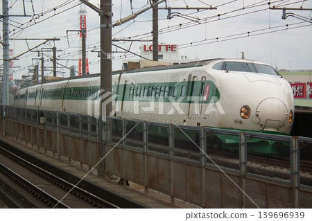 一列 200 系列新幹線列車 K47 號駛過埼京線上的武藏浦和車站。 一列 200 系列新幹線列車 K47 號駛過埼京線上的武藏浦和車站。 139696939