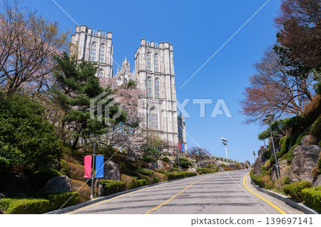 Kyung Hee University Peace Hall and cherry blossom in spring, Seoul Kyung Hee University Peace Hall and cherry blossom in spring, Seoul 139697141