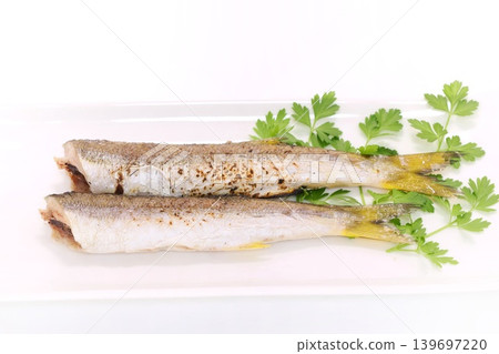 鹽烤梭魚(烤魚) - 明亮的背景 鹽烤梭魚(烤魚) - 明亮的背景 139697220