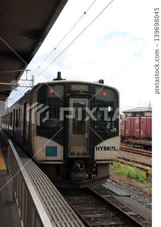 停靠石卷站的列車(HB-E210系列) 停靠石卷站的列車(HB-E210系列) 139698045