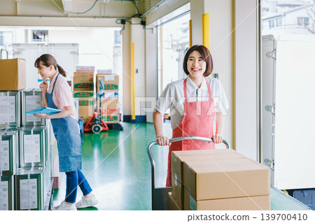 在倉庫工作的女性員工 139700410