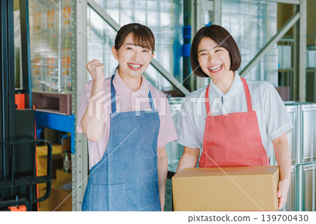 女員工在倉庫裡愉快地工作 139700430