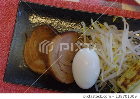 嫩滑的叉燒肉、水煮蛋和豆芽 139701309