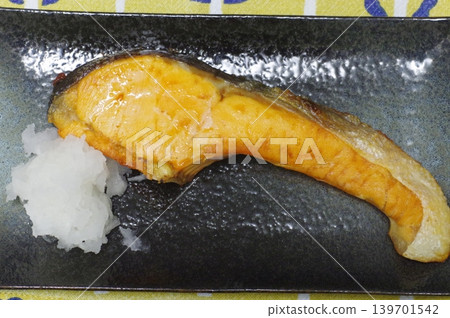 健康美味的烤鮭魚 139701542