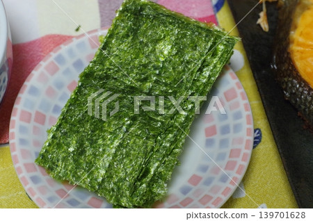 烤海苔是一種健康的食品原料。 烤海苔是一種健康的食品原料。 139701628