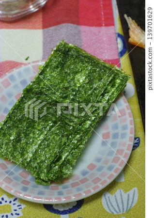 烤海苔是一種健康的食品原料。 烤海苔是一種健康的食品原料。 139701629