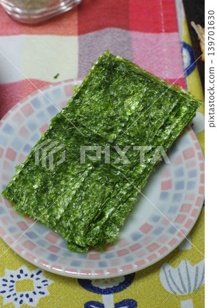 烤海苔是一種健康的食品原料。 139701630