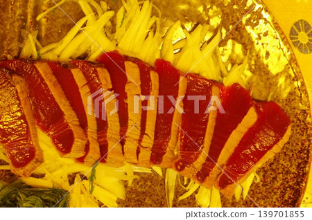 新鮮美味的炙烤鰹魚 新鮮美味的炙烤鰹魚 139701855