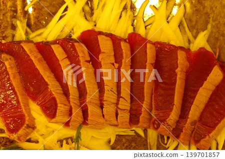 新鮮美味的炙烤鰹魚 新鮮美味的炙烤鰹魚 139701857