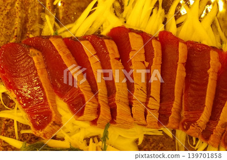 新鮮美味的炙烤鰹魚 新鮮美味的炙烤鰹魚 139701858