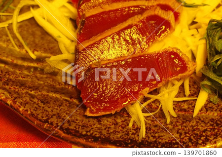 新鮮美味的炙烤鰹魚 新鮮美味的炙烤鰹魚 139701860