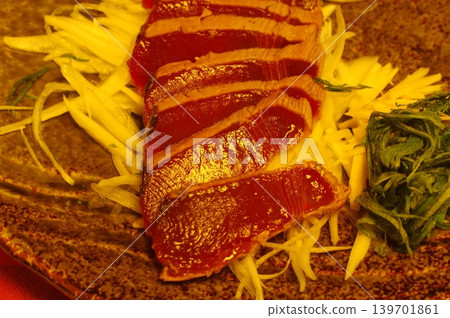 Fresh and delicious seared bonito 139701861