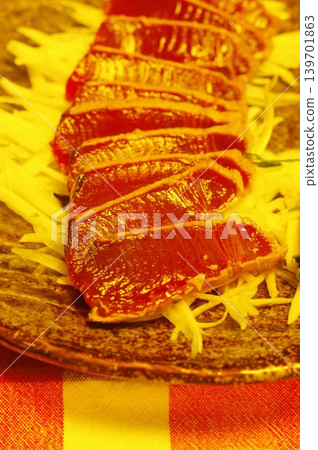 Fresh and delicious seared bonito Fresh and delicious seared bonito 139701863