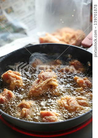 Making fried chicken in a frying pan Making fried chicken in a frying pan 139701878