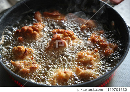 Making fried chicken in a frying pan Making fried chicken in a frying pan 139701880