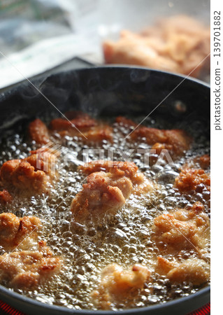 Making fried chicken in a frying pan Making fried chicken in a frying pan 139701882