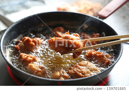 A scene of frying karaage (Japanese fried chicken). A scene of frying karaage (Japanese fried chicken). 139701885