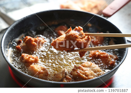 A scene of frying karaage (Japanese fried chicken). 139701887