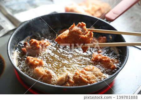A scene of frying karaage (Japanese fried chicken). A scene of frying karaage (Japanese fried chicken). 139701888