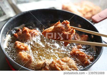 A scene of frying karaage (Japanese fried chicken). 139701889