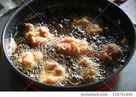 Deep-fried chicken fried Deep-fried chicken fried 139701895