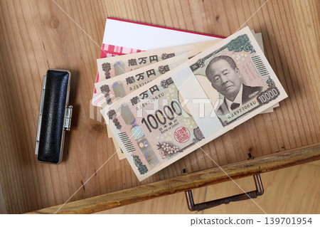 Withdrawers and money 139701954